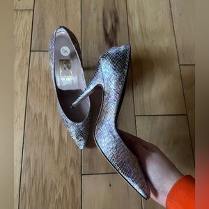 Chic Iridescent Snakeskin Heels